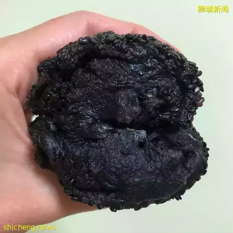接好这份黑色炸弹!老曾记推出黑芝麻炸弹球😋糯叽叽口感+饱满内馅,每粒$1.70💸