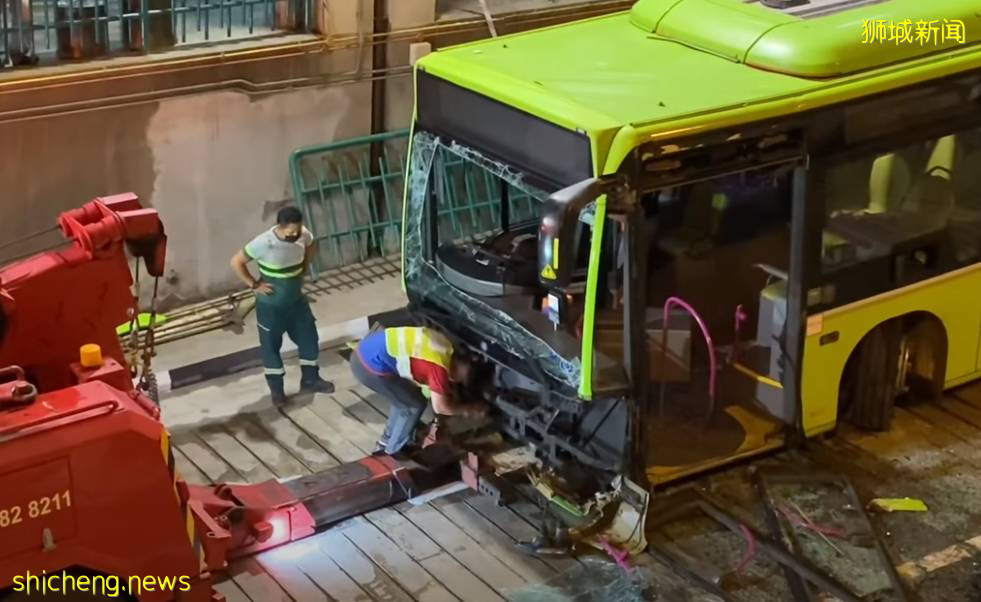 突发!新加坡一巴士从高处摔下,90度翻车窗户全碎!14人被紧急送往医院