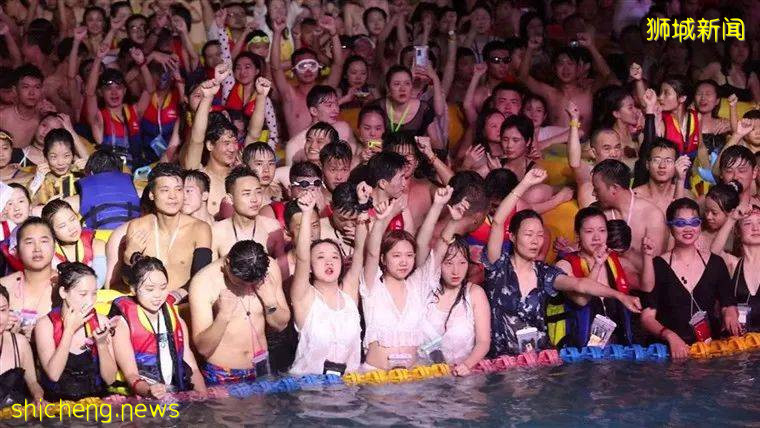 武汉3000人超级派对让世界羡慕!新加坡网友炸了:让美国好好看看