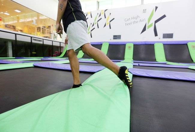 蹦床嬉戲出意外 少女手肘脫臼