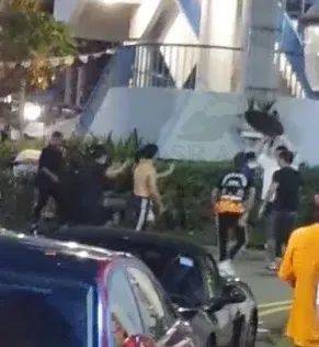 众人当街打群架!焚烧筒盖竟成攻击武器