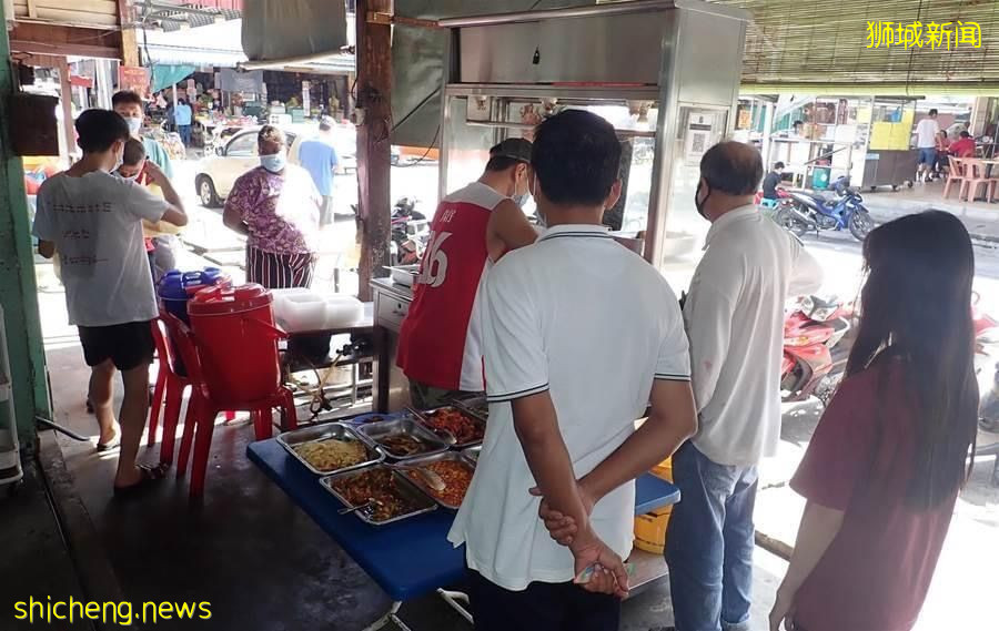 新加坡厨师放假回马变失业,在母亲建议下卖椰浆饭,结果颠倒传统一炮而红