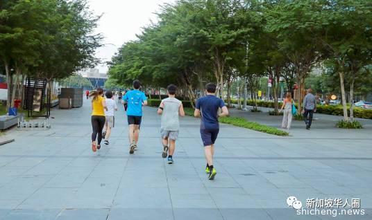新加坡可以不戴口罩跑步，网友：看到执法员赶紧跑，因为跑步不需要带口罩