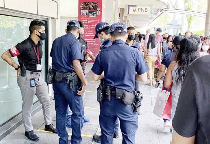 狮城女佣休假日 幸运商业中心被挤爆