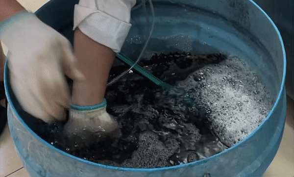 新加坡要开始流行用桶吃鱼了!?太飒了!(免费吃来了~)