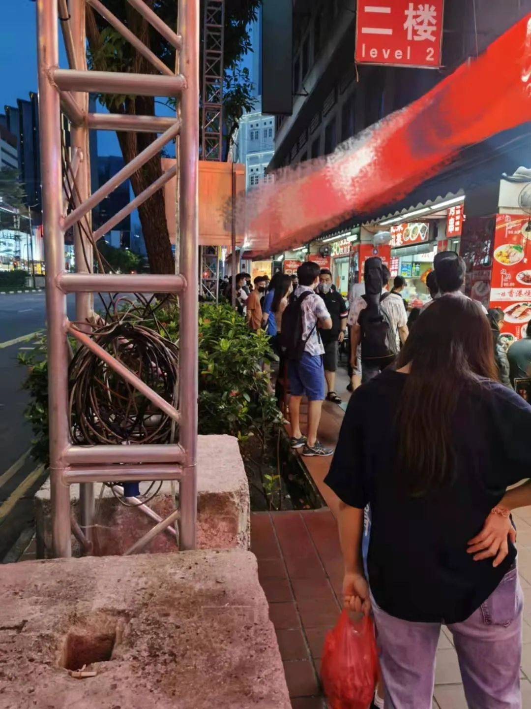 擠！爆！了！2020在家待了一整年，年底了，全新加坡的人都上街排隊