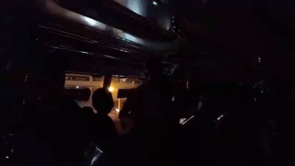 實拍!新加坡地鐵線大崩潰!人擠人,黑暗中被鎖車廂三小時