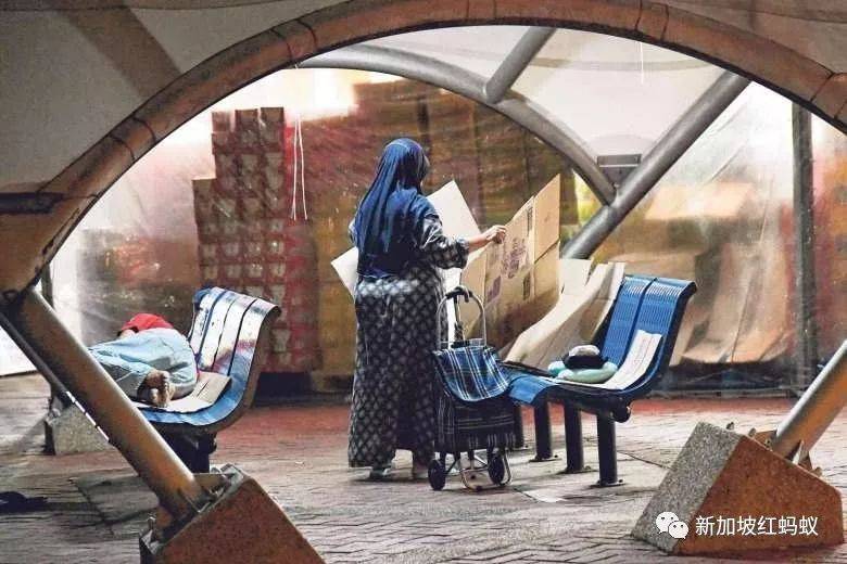 “居者有其屋”的新加坡，这群露宿街头者，有的无家可归，有的是有家归不得