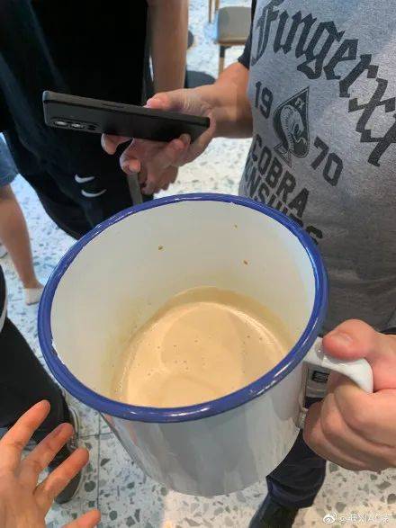 星巴克自帶杯咖啡免費，隊伍排瘋了！新加坡網友：咋不帶痰盂呢