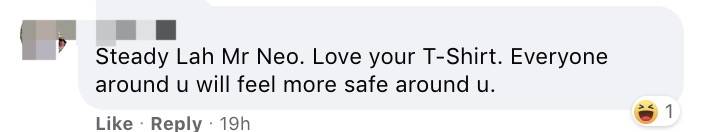 爲了堂食方便,他竟把疫苗接種證明印在衣服上