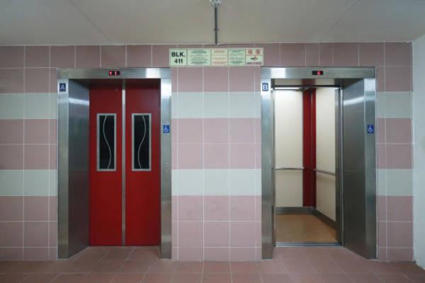 白发大叔盯上阿嬷 电梯门一开 抢了钱包就跑