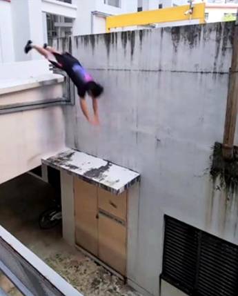 新加坡国大学子神秘坠楼身亡！几年前，也有人从家中跳下