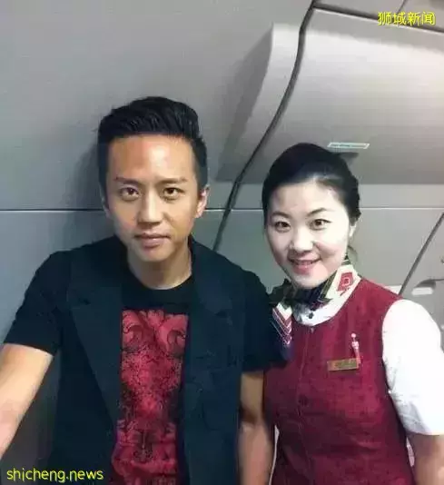 成龙和空姐搂肩照流出,还要电话、地址?女方回应!他两次为新加坡做好事而被骂