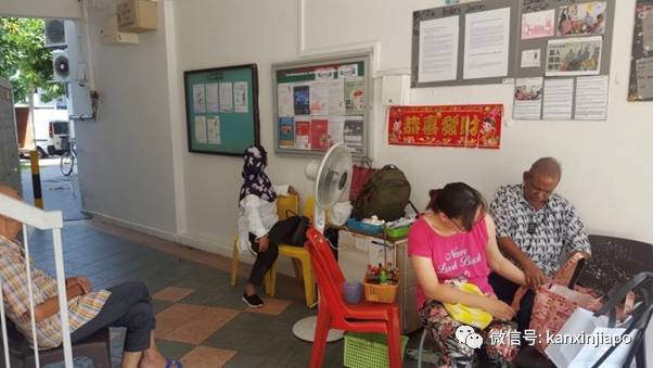 盲人大叔15年始终如一,在新加坡组屋楼道提供按摩服务