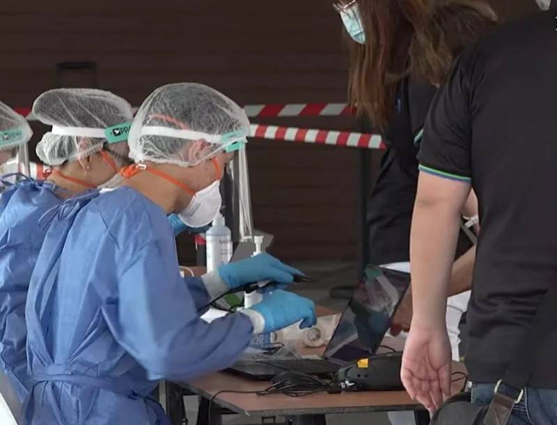 新加坡食阁、巴刹、咖啡店全面检测!李显龙总理也来了