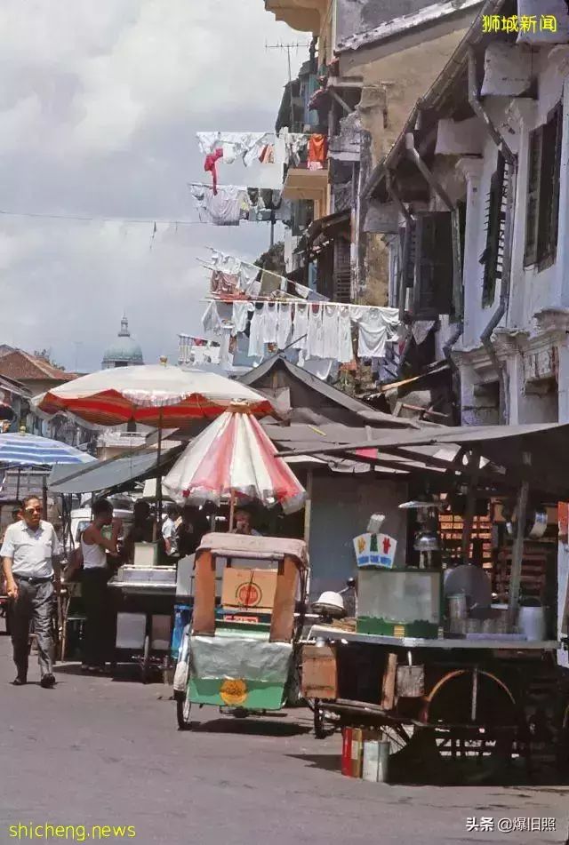 45 張照片,捕捉 1971 年新加坡的街景,來尋找中華文化的痕迹吧