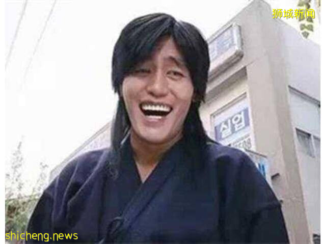 新加坡低头族脑袋被收费闸栏当“鼓”敲,“偷拍者”全程笑成猪叫