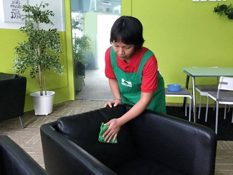 突然坠楼！在新加坡请女佣，千万要注意这五件事