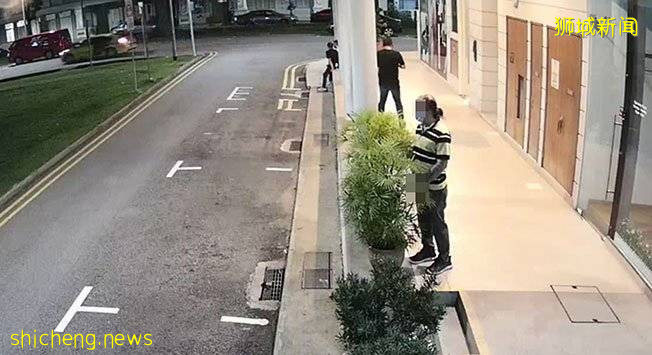 2男子公寓前撒尿“浇花” 过程被电眼拍下