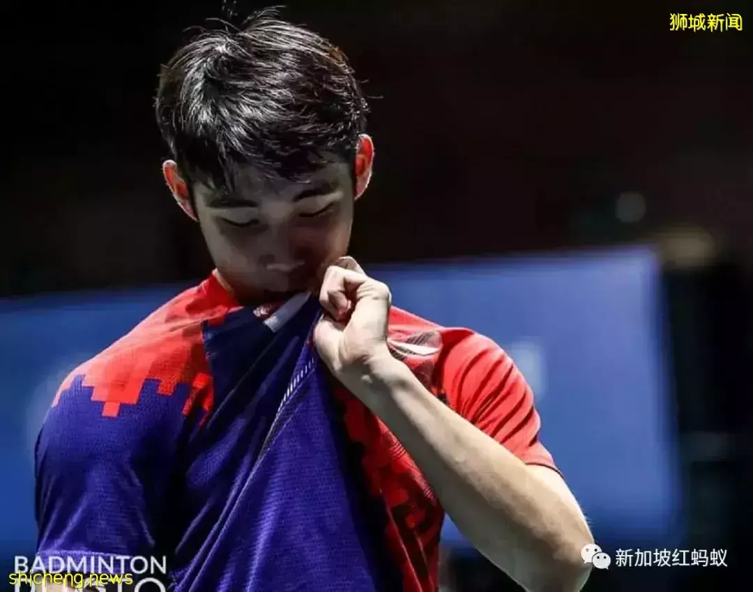 贏球後駱建佑第一時間親吻球衣上的國旗,感動了無數新加坡人