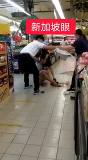 血流满地！18岁砍23岁，男子跑进超市避难