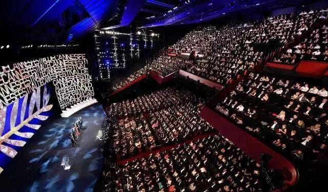 新加坡导演罗子涵的行为艺术引网友争议