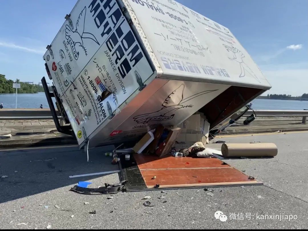 货车相撞翻了,自行车骑士看热闹,下一秒撞入车窗