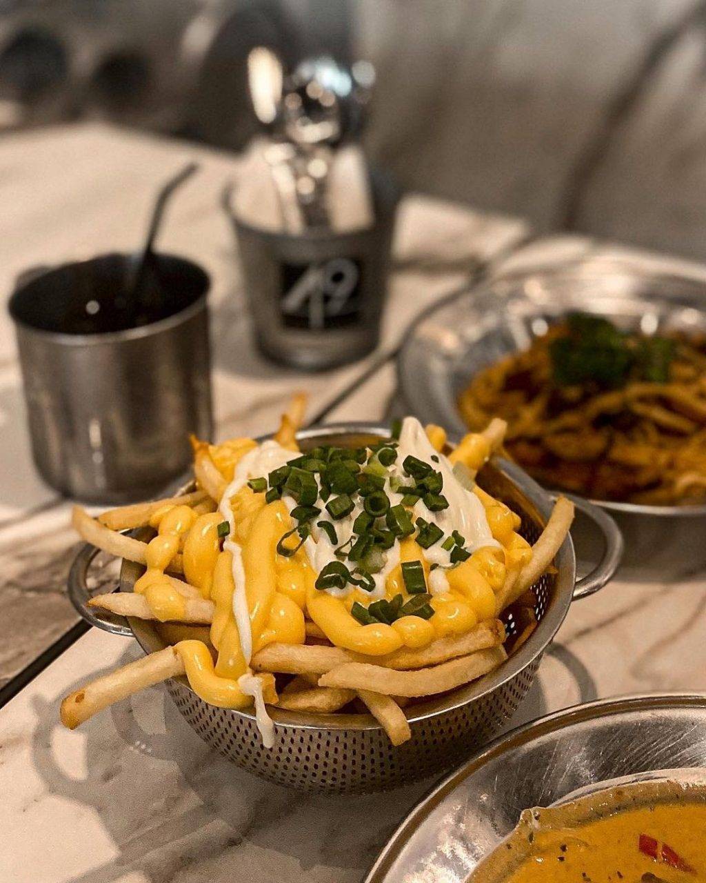 走入银色世界!乌节路平价网红西餐厅“49 seats”带你满墙银器打卡区🤩 便宜好吃又好拍