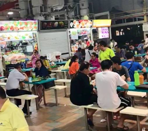 这是我的地盘，跟我买… 茶水摊“招徕”烦