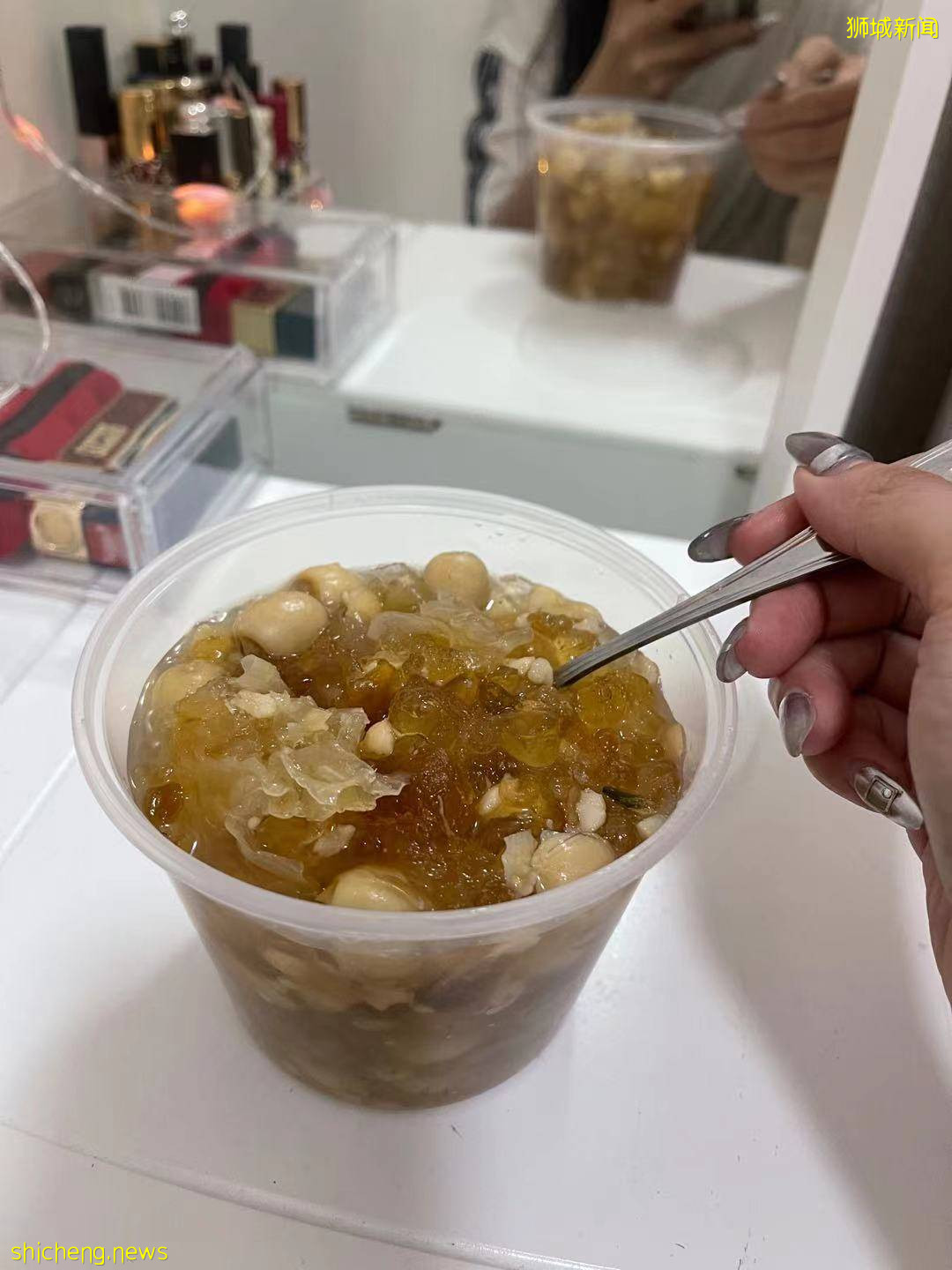 26岁女孩在新加坡确诊，高烧、呼吸困难，自己叫救护车去医院