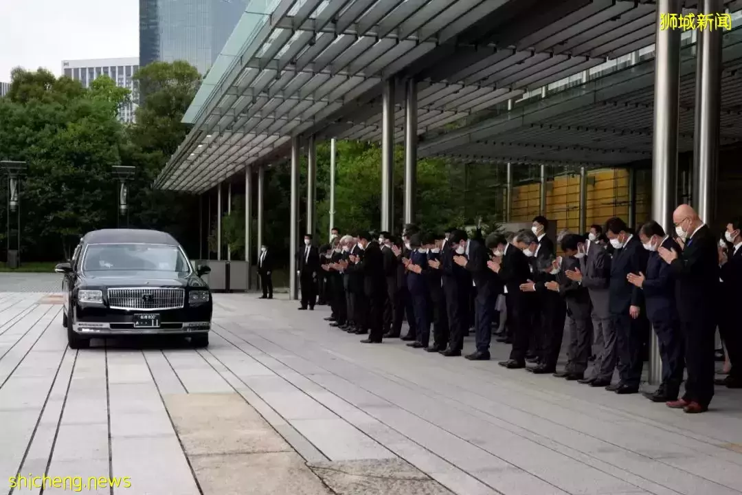 【多圖】安倍出殡，李顯龍到日本駐新加坡大使官邸吊唁，大批日本市民街頭目送最後一程