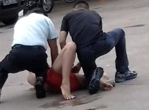 新加坡七部門聯合掃蕩芽籠紅燈區,帶走89人!持刀打架、咬警察、脫衣服… 好亂