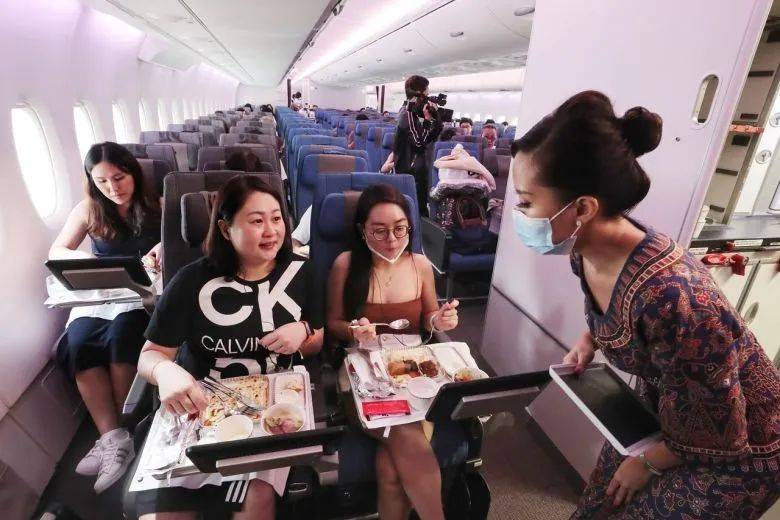 新航出的麻將被搶光！1700元，比LV和Tiffany好看！李光耀：誰也別想搞垮新航