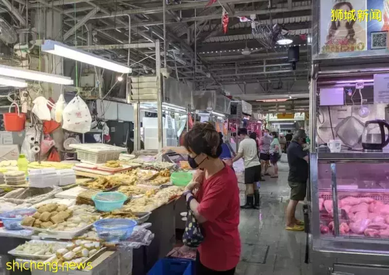 新加坡公司高管为三餐温饱打电话求助！“工资跟不上涨价...”