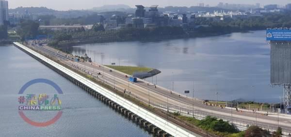 马劳清晨越堤赶巴士 通关顺畅 开心回乡