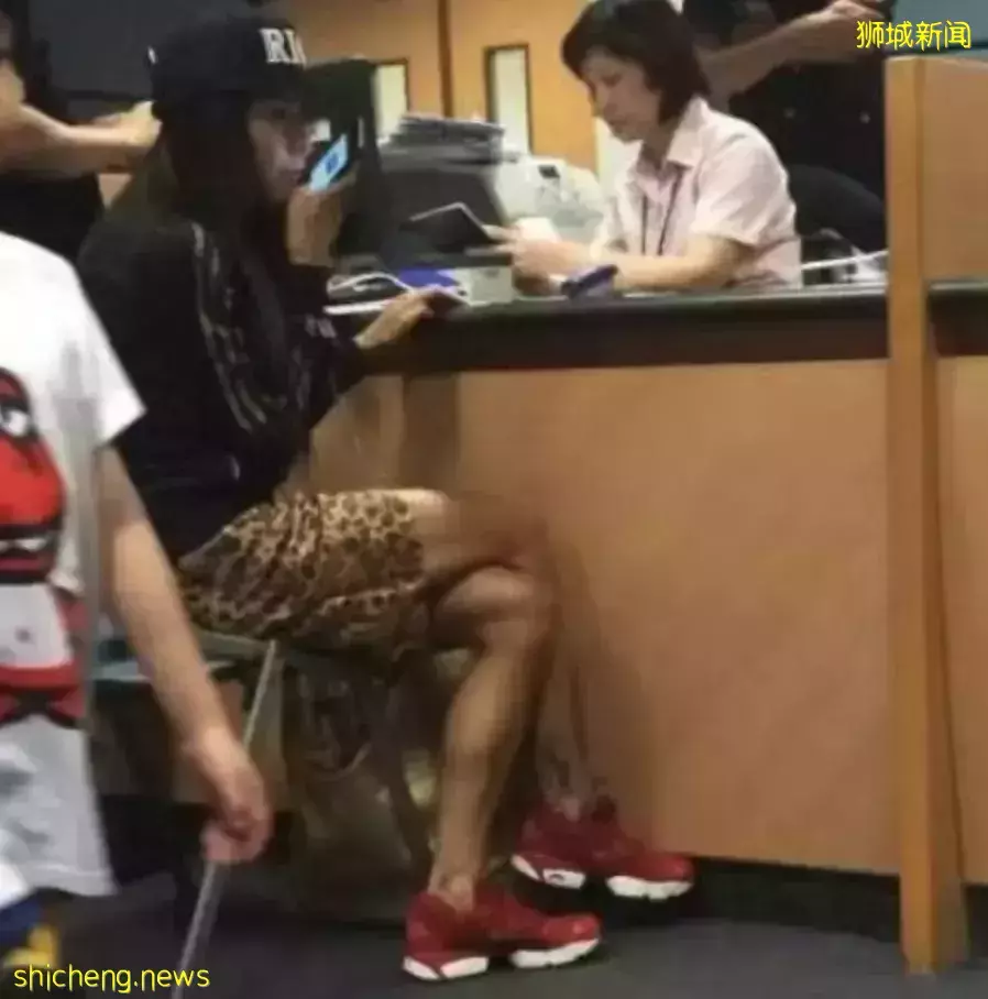 全網熱議！吳尊送娃去中國上學，張柏芝離開坡回上海定居！新加坡不香了