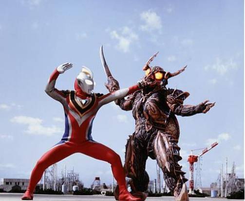 中國司機叫囂新加坡法庭、大呼法官“知識淺薄”,網友稱其:真漢子