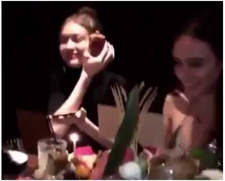 法國女生做這個動作侮辱華人，在新加坡被炮轟！亞洲蹲，一個碾壓歐美的姿勢