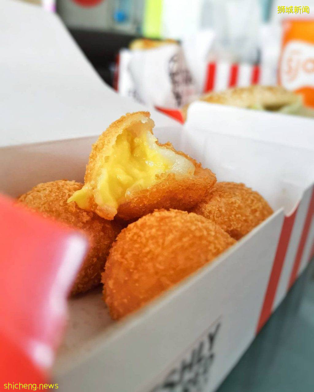 KFC新品Popsicle鸡肉棒🍗BBQ芝士&amp;麻辣口味、拿着吃不怕弄脏手，5月12日起全岛发售✨ 