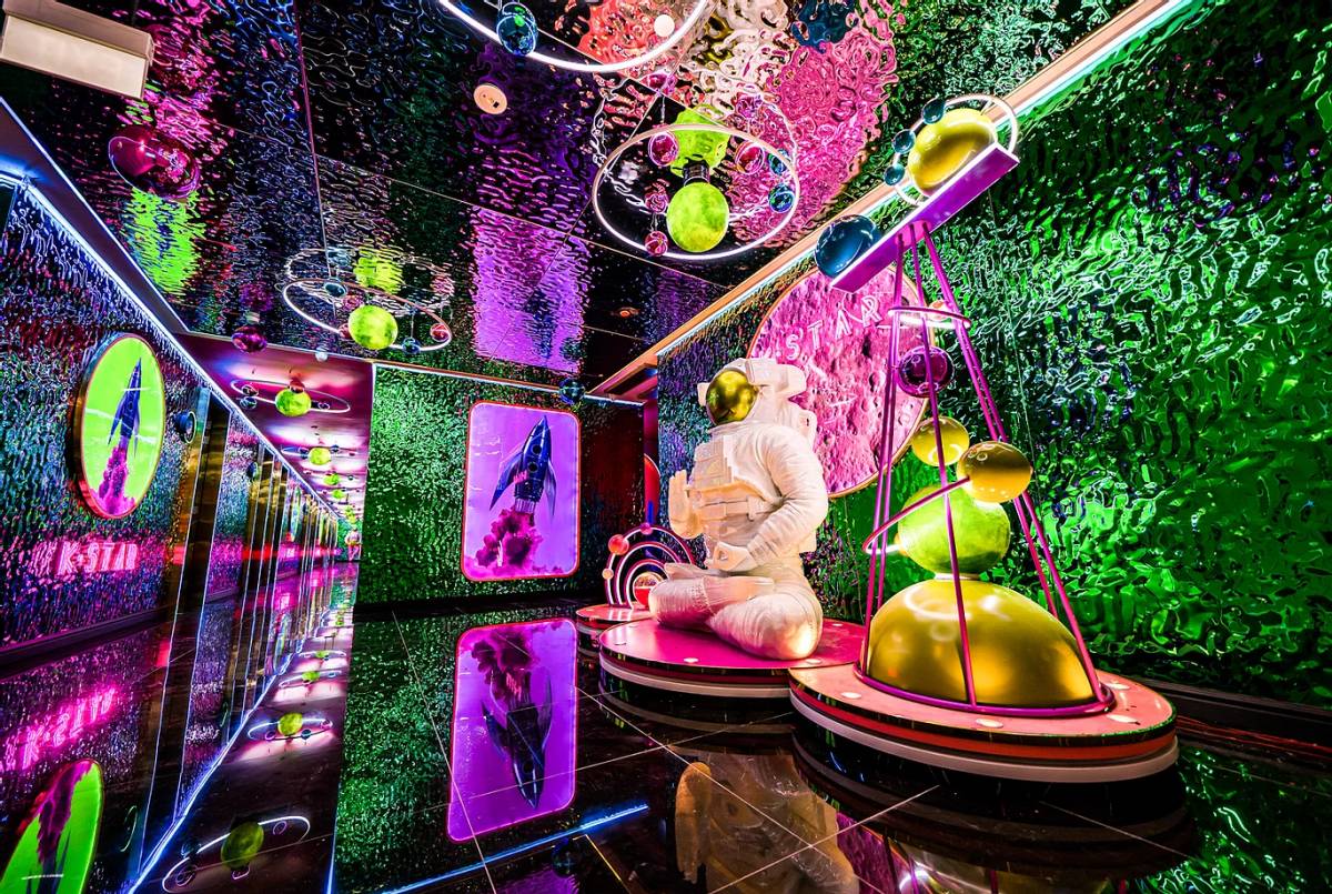 特色主題K歌房🎙️新加坡三家分店的“K.STAR”卡拉OK💥人均消費不到S$4!聽歌+美食嗨皮一整天