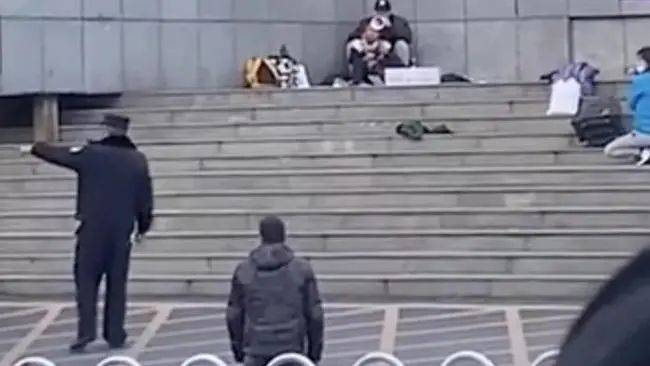 警察下跪震驚全網,實拍昆明人質劫持案有多驚心動魄!新加坡的警察也曾這樣做