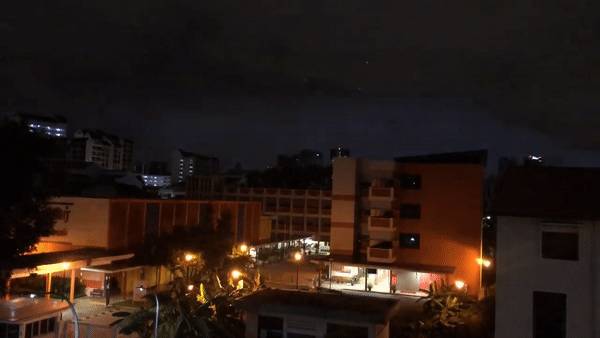 罕见!新加坡再现神奇天象,万道光芒从天空射下,50张美图刷屏