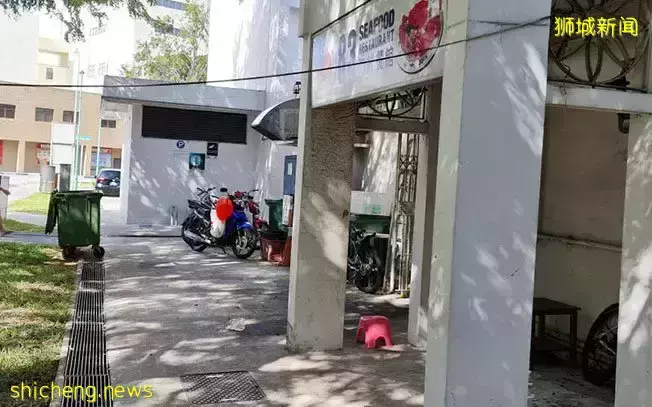 水溝蓋上燒豬蹄 網友:太惡心