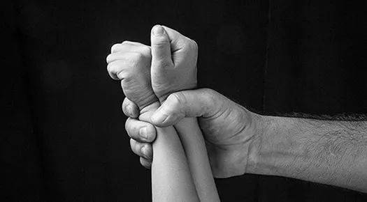 人神共憤！新加坡外籍老師，竟對3歲學童下手