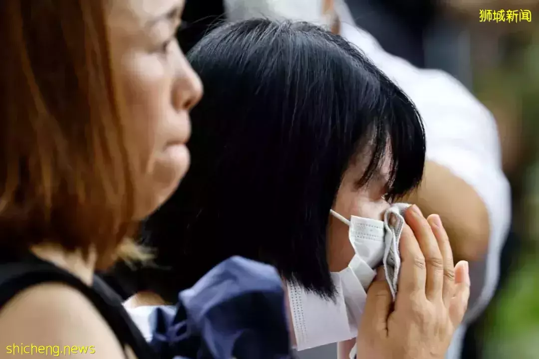 【多圖】安倍出殡，李顯龍到日本駐新加坡大使官邸吊唁，大批日本市民街頭目送最後一程