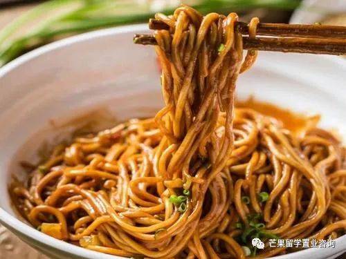 带大家看看新加坡平价美食和有梦幻浴室的酒店