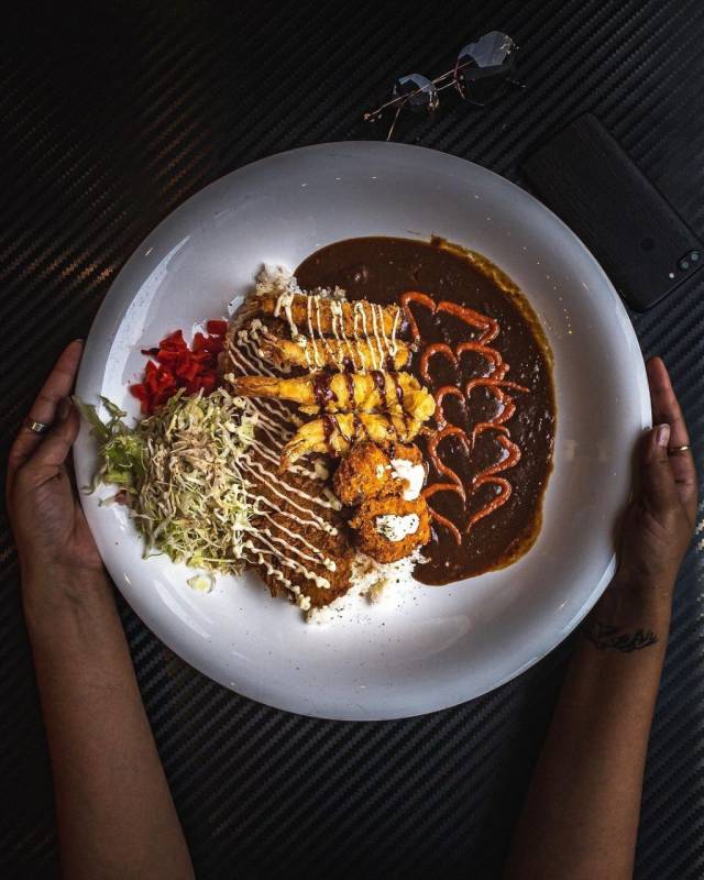 盤比臉大的日式靈魂咖喱飯🍛！ 料超足+量超大！新店開張隱藏菜色大公開！新店開張還有特價券可領喔