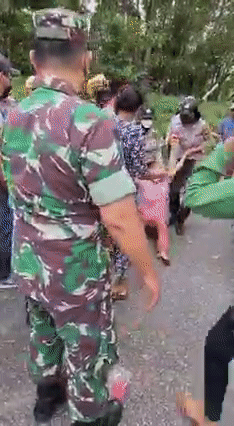 實拍！房屋被毀、老婦被強硬拖走，巴淡島住戶向新加坡求助