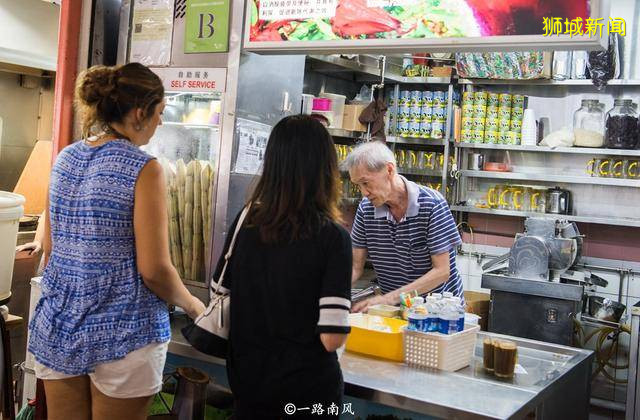 实拍新加坡人吃快餐的地方，看看物价怎样，很多中国游客也来排队