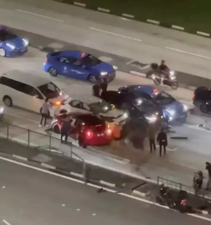 视频流出,淡滨尼深夜飙车5连环相撞,死者竟是本地艺术家